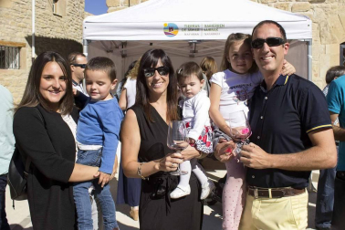 Lerga acogió la VIII fiesta de la Vendimia organizada por el consorcio turístico Tierras de Javier y en el que se pudieron degustar los excelentes caldos de la Baja Montaña de Navarra. La jornada comenzó con un kantuz que dio paso al acto de pisado de la uva y cata del primer mosto. Tras él, comenzó la esperada degustación, que estuvo animada por el grupo Puro Relajo. Los más pequeños, además, pudieron disfrutar de divertidos talleres.