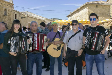 Lerga acogió la VIII fiesta de la Vendimia organizada por el consorcio turístico Tierras de Javier y en el que se pudieron degustar los excelentes caldos de la Baja Montaña de Navarra. La jornada comenzó con un kantuz que dio paso al acto de pisado de la uva y cata del primer mosto. Tras él, comenzó la esperada degustación, que estuvo animada por el grupo Puro Relajo. Los más pequeños, además, pudieron disfrutar de divertidos talleres.