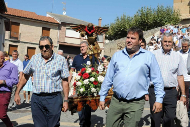 Los vecinos de Larraga celebraron la festividad de San Miguel con la tradicional procesión y misa en honor al santo. Antes de este momento, la comparsa de gigantes y cabezudos local y la banda Alegría Raguesa recogió a la corporación municipal, así como a los vecinos que se fueron sumando al pasacalles, para acompañarlos en un alegre desfile hasta la iglesia, dedicada precisamente a este santo.