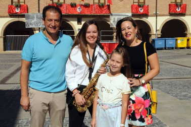 Los vecinos de Larraga celebraron la festividad de San Miguel con la tradicional procesión y misa en honor al santo. Antes de este momento, la comparsa de gigantes y cabezudos local y la banda Alegría Raguesa recogió a la corporación municipal, así como a los vecinos que se fueron sumando al pasacalles, para acompañarlos en un alegre desfile hasta la iglesia, dedicada precisamente a este santo.