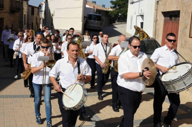 Los vecinos de Larraga celebraron la festividad de San Miguel con la tradicional procesión y misa en honor al santo. Antes de este momento, la comparsa de gigantes y cabezudos local y la banda Alegría Raguesa recogió a la corporación municipal, así como a los vecinos que se fueron sumando al pasacalles, para acompañarlos en un alegre desfile hasta la iglesia, dedicada precisamente a este santo.