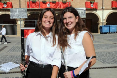 Los vecinos de Larraga celebraron la festividad de San Miguel con la tradicional procesión y misa en honor al santo. Antes de este momento, la comparsa de gigantes y cabezudos local y la banda Alegría Raguesa recogió a la corporación municipal, así como a los vecinos que se fueron sumando al pasacalles, para acompañarlos en un alegre desfile hasta la iglesia, dedicada precisamente a este santo.