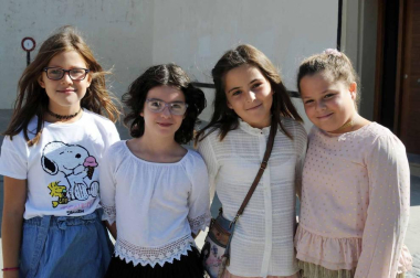 Los vecinos de Larraga celebraron la festividad de San Miguel con la tradicional procesión y misa en honor al santo. Antes de este momento, la comparsa de gigantes y cabezudos local y la banda Alegría Raguesa recogió a la corporación municipal, así como a los vecinos que se fueron sumando al pasacalles, para acompañarlos en un alegre desfile hasta la iglesia, dedicada precisamente a este santo.