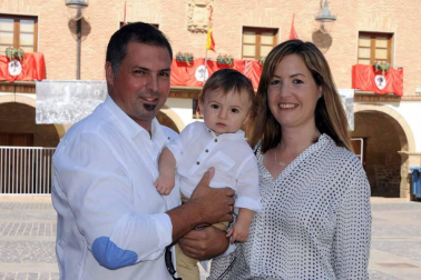 Los vecinos de Larraga celebraron la festividad de San Miguel con la tradicional procesión y misa en honor al santo. Antes de este momento, la comparsa de gigantes y cabezudos local y la banda Alegría Raguesa recogió a la corporación municipal, así como a los vecinos que se fueron sumando al pasacalles, para acompañarlos en un alegre desfile hasta la iglesia, dedicada precisamente a este santo.