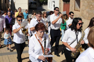 Los vecinos de Larraga celebraron la festividad de San Miguel con la tradicional procesión y misa en honor al santo. Antes de este momento, la comparsa de gigantes y cabezudos local y la banda Alegría Raguesa recogió a la corporación municipal, así como a los vecinos que se fueron sumando al pasacalles, para acompañarlos en un alegre desfile hasta la iglesia, dedicada precisamente a este santo.