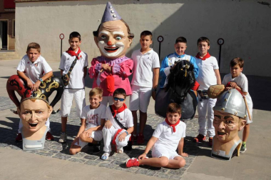 Los vecinos de Larraga celebraron la festividad de San Miguel con la tradicional procesión y misa en honor al santo. Antes de este momento, la comparsa de gigantes y cabezudos local y la banda Alegría Raguesa recogió a la corporación municipal, así como a los vecinos que se fueron sumando al pasacalles, para acompañarlos en un alegre desfile hasta la iglesia, dedicada precisamente a este santo.