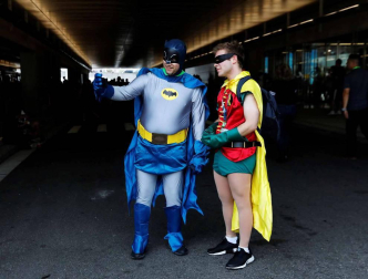 La locura por el cómic y la ficción se desató este jueves en la Gran Manzana en la primera de las cuatro jornadas del Comic Con de Nueva York, un evento que atrae de cientos de miles de seguidores, así como estrellas de la televisión y el cine y las principales editoriales y productoras del género.