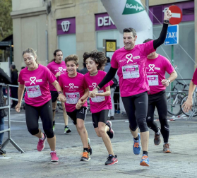 Imágenes de la Carrera contra el cáncer de mama, celebrada este domingo en Pamplona.