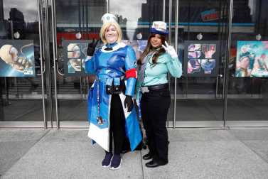 La locura por el cómic y la ficción se desató este jueves en la Gran Manzana en la primera de las cuatro jornadas del Comic Con de Nueva York, un evento que atrae de cientos de miles de seguidores, así como estrellas de la televisión y el cine y las principales editoriales y productoras del género.