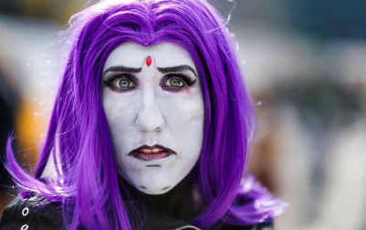 La locura por el cómic y la ficción se desató este jueves en la Gran Manzana en la primera de las cuatro jornadas del Comic Con de Nueva York, un evento que atrae de cientos de miles de seguidores, así como estrellas de la televisión y el cine y las principales editoriales y productoras del género.
