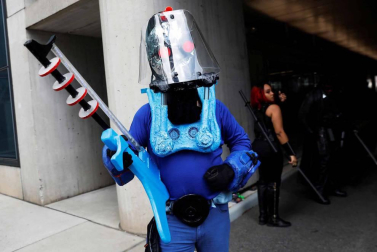 La locura por el cómic y la ficción se desató este jueves en la Gran Manzana en la primera de las cuatro jornadas del Comic Con de Nueva York, un evento que atrae de cientos de miles de seguidores, así como estrellas de la televisión y el cine y las principales editoriales y productoras del género.