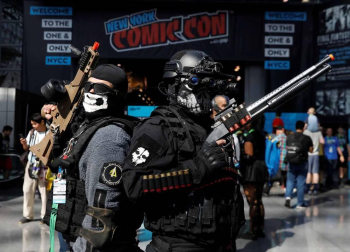La locura por el cómic y la ficción se desató este jueves en la Gran Manzana en la primera de las cuatro jornadas del Comic Con de Nueva York, un evento que atrae de cientos de miles de seguidores, así como estrellas de la televisión y el cine y las principales editoriales y productoras del género.