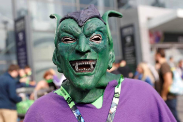 La locura por el cómic y la ficción se desató este jueves en la Gran Manzana en la primera de las cuatro jornadas del Comic Con de Nueva York, un evento que atrae de cientos de miles de seguidores, así como estrellas de la televisión y el cine y las principales editoriales y productoras del género.