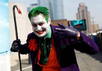 La locura por el cómic y la ficción se desató este jueves en la Gran Manzana en la primera de las cuatro jornadas del Comic Con de Nueva York, un evento que atrae de cientos de miles de seguidores, así como estrellas de la televisión y el cine y las principales editoriales y productoras del género.