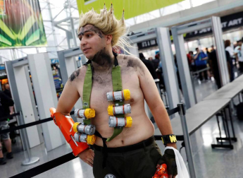 La locura por el cómic y la ficción se desató este jueves en la Gran Manzana en la primera de las cuatro jornadas del Comic Con de Nueva York, un evento que atrae de cientos de miles de seguidores, así como estrellas de la televisión y el cine y las principales editoriales y productoras del género.