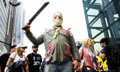 La locura por el cómic y la ficción se desató este jueves en la Gran Manzana en la primera de las cuatro jornadas del Comic Con de Nueva York, un evento que atrae de cientos de miles de seguidores, así como estrellas de la televisión y el cine y las principales editoriales y productoras del género.