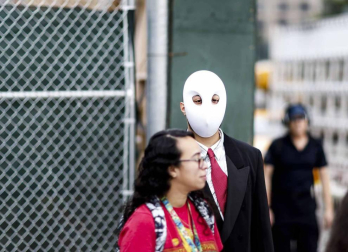 La locura por el cómic y la ficción se desató este jueves en la Gran Manzana en la primera de las cuatro jornadas del Comic Con de Nueva York, un evento que atrae de cientos de miles de seguidores, así como estrellas de la televisión y el cine y las principales editoriales y productoras del género.