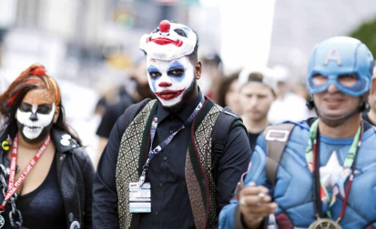 La locura por el cómic y la ficción se desató este jueves en la Gran Manzana en la primera de las cuatro jornadas del Comic Con de Nueva York, un evento que atrae de cientos de miles de seguidores, así como estrellas de la televisión y el cine y las principales editoriales y productoras del género.