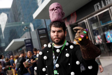 La locura por el cómic y la ficción se desató este jueves en la Gran Manzana en la primera de las cuatro jornadas del Comic Con de Nueva York, un evento que atrae de cientos de miles de seguidores, así como estrellas de la televisión y el cine y las principales editoriales y productoras del género.