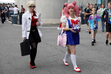 La locura por el cómic y la ficción se desató este jueves en la Gran Manzana en la primera de las cuatro jornadas del Comic Con de Nueva York, un evento que atrae de cientos de miles de seguidores, así como estrellas de la televisión y el cine y las principales editoriales y productoras del género.
