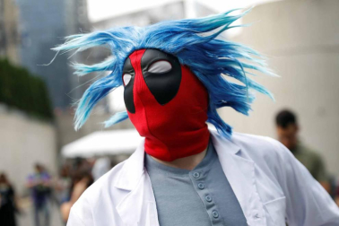 La locura por el cómic y la ficción se desató este jueves en la Gran Manzana en la primera de las cuatro jornadas del Comic Con de Nueva York, un evento que atrae de cientos de miles de seguidores, así como estrellas de la televisión y el cine y las principales editoriales y productoras del género.