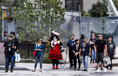 La locura por el cómic y la ficción se desató este jueves en la Gran Manzana en la primera de las cuatro jornadas del Comic Con de Nueva York, un evento que atrae de cientos de miles de seguidores, así como estrellas de la televisión y el cine y las principales editoriales y productoras del género.