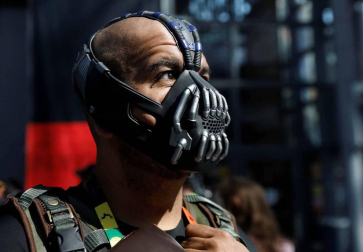 La locura por el cómic y la ficción se desató este jueves en la Gran Manzana en la primera de las cuatro jornadas del Comic Con de Nueva York, un evento que atrae de cientos de miles de seguidores, así como estrellas de la televisión y el cine y las principales editoriales y productoras del género.