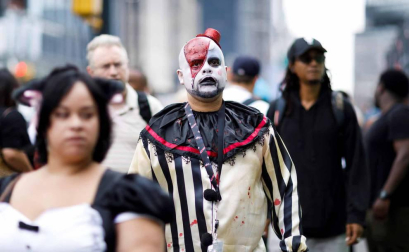 La locura por el cómic y la ficción se desató este jueves en la Gran Manzana en la primera de las cuatro jornadas del Comic Con de Nueva York, un evento que atrae de cientos de miles de seguidores, así como estrellas de la televisión y el cine y las principales editoriales y productoras del género.