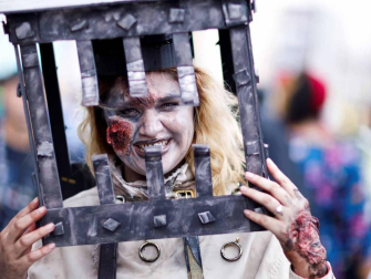 La locura por el cómic y la ficción se desató este jueves en la Gran Manzana en la primera de las cuatro jornadas del Comic Con de Nueva York, un evento que atrae de cientos de miles de seguidores, así como estrellas de la televisión y el cine y las principales editoriales y productoras del género.