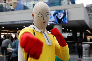 La locura por el cómic y la ficción se desató este jueves en la Gran Manzana en la primera de las cuatro jornadas del Comic Con de Nueva York, un evento que atrae de cientos de miles de seguidores, así como estrellas de la televisión y el cine y las principales editoriales y productoras del género.