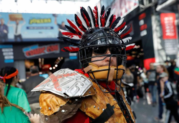 La locura por el cómic y la ficción se desató este jueves en la Gran Manzana en la primera de las cuatro jornadas del Comic Con de Nueva York, un evento que atrae de cientos de miles de seguidores, así como estrellas de la televisión y el cine y las principales editoriales y productoras del género.
