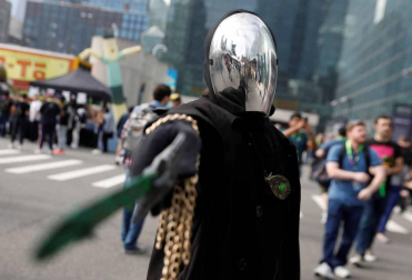 La locura por el cómic y la ficción se desató este jueves en la Gran Manzana en la primera de las cuatro jornadas del Comic Con de Nueva York, un evento que atrae de cientos de miles de seguidores, así como estrellas de la televisión y el cine y las principales editoriales y productoras del género.