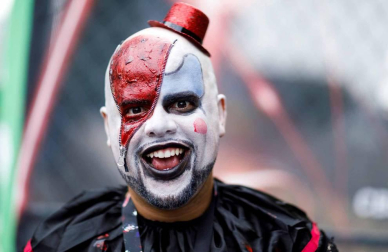 La locura por el cómic y la ficción se desató este jueves en la Gran Manzana en la primera de las cuatro jornadas del Comic Con de Nueva York, un evento que atrae de cientos de miles de seguidores, así como estrellas de la televisión y el cine y las principales editoriales y productoras del género.
