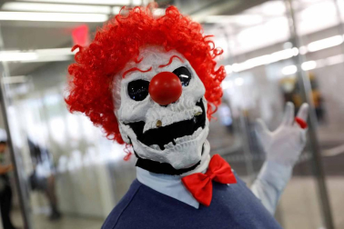 La locura por el cómic y la ficción se desató este jueves en la Gran Manzana en la primera de las cuatro jornadas del Comic Con de Nueva York, un evento que atrae de cientos de miles de seguidores, así como estrellas de la televisión y el cine y las principales editoriales y productoras del género.