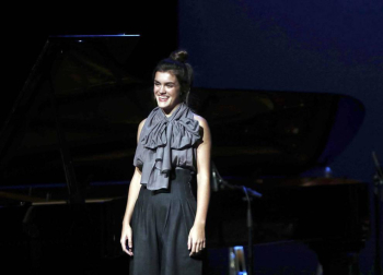 La ganadora de 'Operación Triunfo' ofreció este jueves, 4 de octubre, un concierto en el teatro pamplonés, acompañada por la Free Fall Band