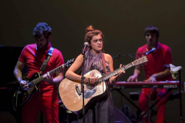 La ganadora de 'Operación Triunfo' ofreció este jueves, 4 de octubre, un concierto en el teatro pamplonés, acompañada por la Free Fall Band