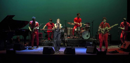 La ganadora de 'Operación Triunfo' ofreció este jueves, 4 de octubre, un concierto en el teatro pamplonés, acompañada por la Free Fall Band