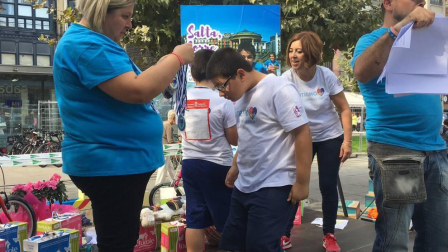 Celebración del Día Europeo del Autismo en la plaza del Castillo de Pamplona. I Carrera de Gateo por el Autismo y V Carrera Solidaria de ANA