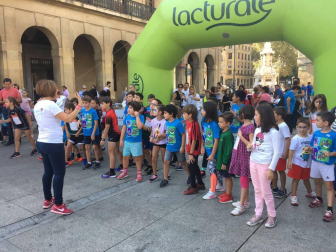 Celebración del Día Europeo del Autismo en la plaza del Castillo de Pamplona. I Carrera de Gateo por el Autismo y V Carrera Solidaria de ANA