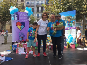 Celebración del Día Europeo del Autismo en la plaza del Castillo de Pamplona. I Carrera de Gateo por el Autismo y V Carrera Solidaria de ANA
