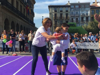 Celebración del Día Europeo del Autismo en la plaza del Castillo de Pamplona. I Carrera de Gateo por el Autismo y V Carrera Solidaria de ANA