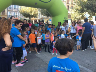 Celebración del Día Europeo del Autismo en la plaza del Castillo de Pamplona. I Carrera de Gateo por el Autismo y V Carrera Solidaria de ANA