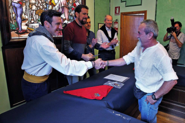 Marino Oscoz y Luis Javier Echeverría prendieron la mecha del cohete representando al conjunto deportivo