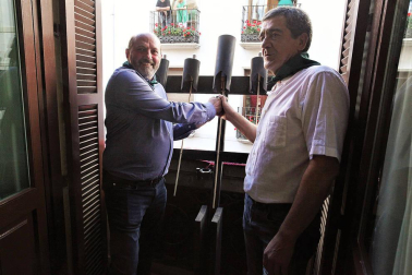 Marino Oscoz y Luis Javier Echeverría prendieron la mecha del cohete representando al conjunto deportivo