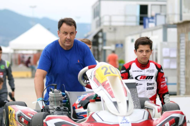 Fotos del piloto de karting Javier Lara en Los Arcos, junto a su padre, José Manuel.