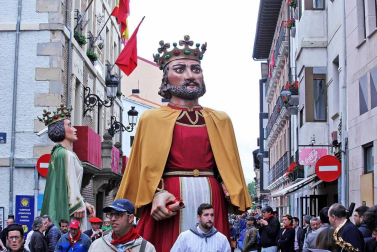 Cientos de villaveses arroparon en la calle a la Virgen del Rosario junto a la comparsa de gigantes y cabezudos, los txistularis, la coral y la nueva banda de música de la localidad que debutó por primera vez durante las fiestas