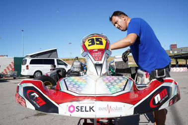 Fotos del piloto de karting Javier Lara en Los Arcos, junto a su padre, José Manuel.