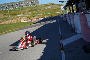 Fotos del piloto de karting Javier Lara en Los Arcos, junto a su padre, José Manuel.