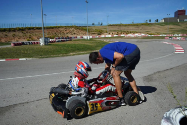 Fotos del piloto de karting Javier Lara en Los Arcos, junto a su padre, José Manuel.