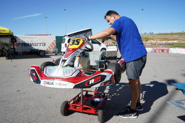 Fotos del piloto de karting Javier Lara en Los Arcos, junto a su padre, José Manuel.